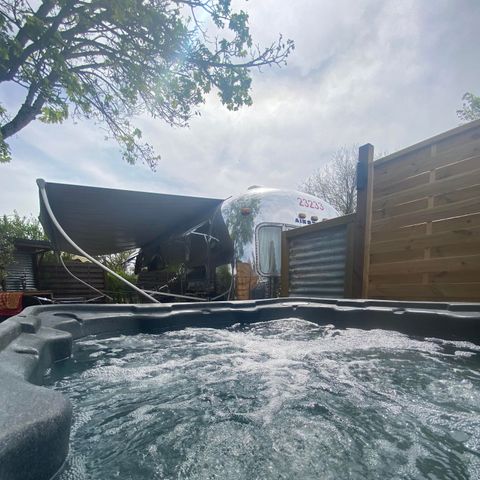 Wohnwagen 2 personen - Amerikanischer Wohnwagen Airstream mit privatem Spa auf überdachter Terrasse 2 Pers.