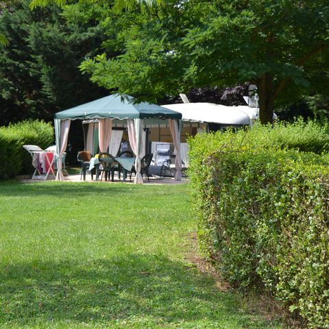 Stellplatz - Forfait Confort (1 Zelt, Wohnwagen oder Wohnmobil / 1 Auto / Strom 10A) 1/6 Pers.
