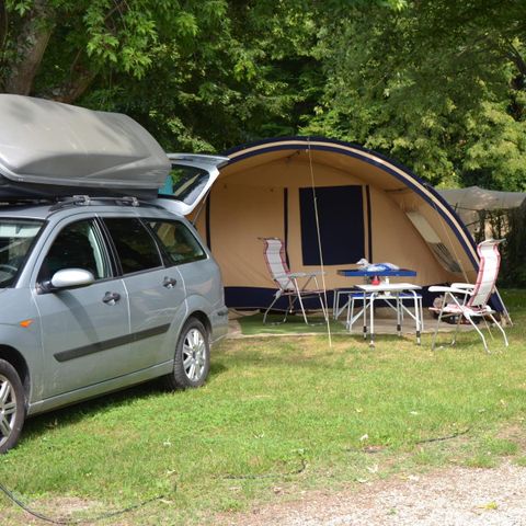 Stellplatz - Forfait Confort (1 Zelt, Wohnwagen oder Wohnmobil / 1 Auto / Strom 10A) 1/6 Pers.