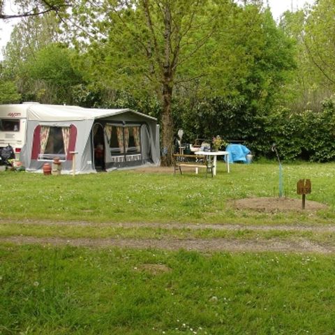 Stellplatz - Forfait Nature (1 Zelt, Wohnwagen oder Wohnmobil / 1 Auto)