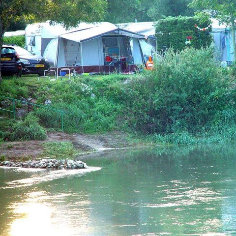 Stellplatz - Forfait Nature (1 Zelt, Wohnwagen oder Wohnmobil / 1 Auto)