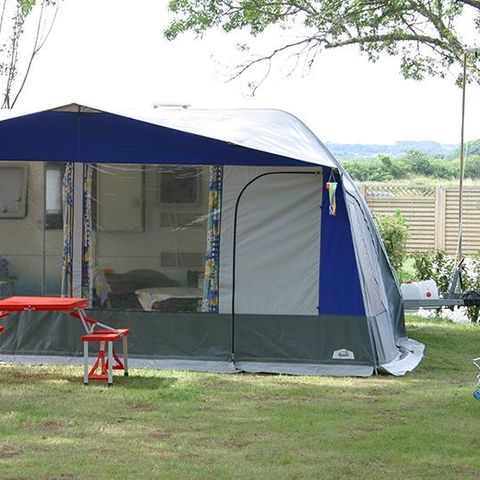 Stellplatz - für Wohnwagen oder Zelt von 80M² inklusive 2 Personen, Strom und ein Fahrzeug
