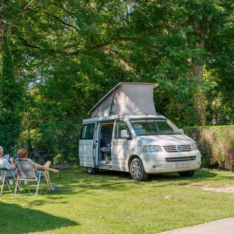 Stellplatz - Forfait Confort (1 Zelt, Wohnwagen oder Wohnmobil / 1 Auto / Strom 16A)
