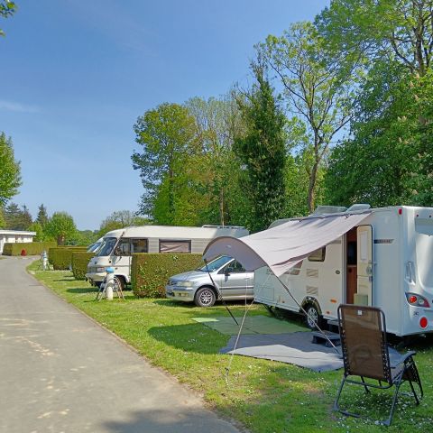 Stellplatz - Forfait Confort (1 Zelt, Wohnwagen oder Wohnmobil / 1 Auto / Strom 16A)