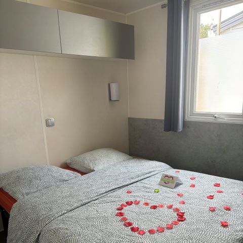 Mobilheim 2 Personen - 13-La Folle Unternehmen 32m2 (2Sch - 2/6Pers.) + Jaccuzzi + Bezogene Betten + Handtuch + Getränkekit + TV - Preis für 2 Personen