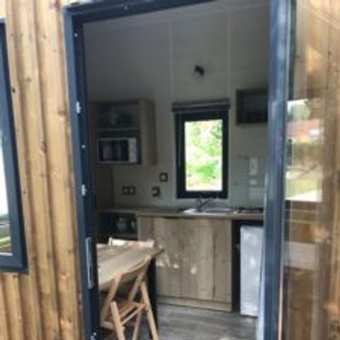 AUßERGEWÖHNLICHE UNTERKUNFT 2 Personen - 16-Tiny House 17m2 (2Sch - 1/4 Betten) + Jaccuzzi + gemachte Betten + Handtuch + Getränkekit + TV + Klimaanlage - Preis für 2 Personen