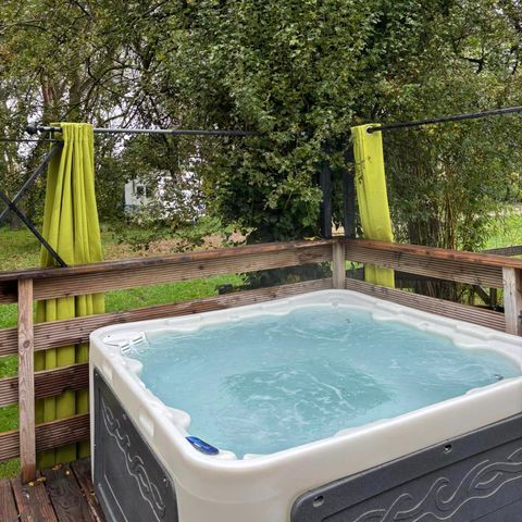 AUßERGEWÖHNLICHE UNTERKUNFT 2 Personen - 16-Tiny House 17m2 (2Sch - 1/4 Betten) + Jaccuzzi + gemachte Betten + Handtuch + Getränkekit + TV + Klimaanlage - Preis für 2 Personen