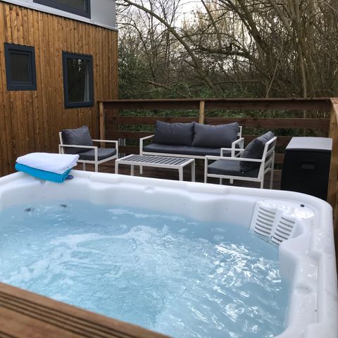 AUßERGEWÖHNLICHE UNTERKUNFT 2 Personen - 16-Tiny House 17m2 (2Sch - 1/4 Betten) + Jaccuzzi + gemachte Betten + Handtuch + Getränkekit + TV + Klimaanlage - Preis für 2 Personen