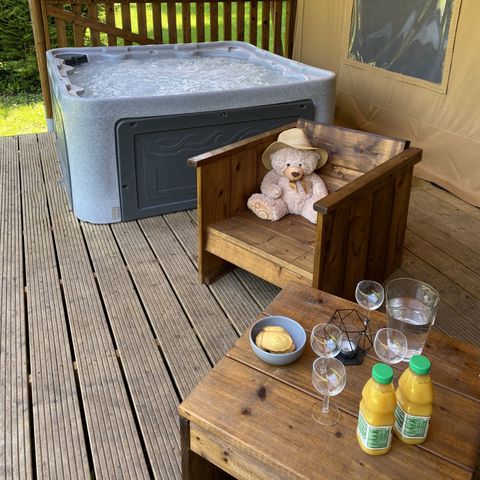 Safarizelt 2 Personen - 17-Safari-Zelt Woody Deluxe 30m2 (2 Schlafz. - 2/5 Betten) + Jaccuzzi + gemachte Betten + Handtuch + Getränkekit - Preis für 2 Personen