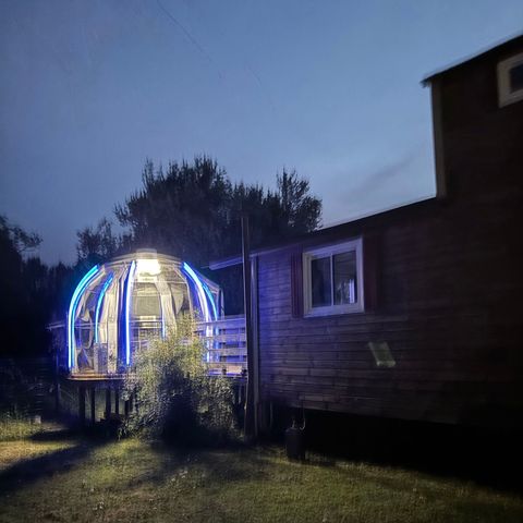 AUßERGEWÖHNLICHE UNTERKUNFT 2 Personen - 18-Chateau Mobile 28m2 (2Sch - 2/6Pers.) + TV+Clim + Jaccuzzi + gemachte Betten + Handtücher + Getränkeset - Preis für 2 Personen