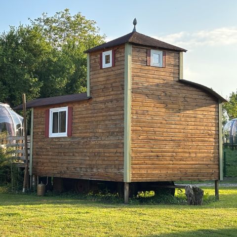 AUßERGEWÖHNLICHE UNTERKUNFT 2 Personen - 18-Chateau Mobile 28m2 (2Sch - 2/6Pers.) + TV+Clim + Jaccuzzi + gemachte Betten + Handtücher + Getränkeset - Preis für 2 Personen