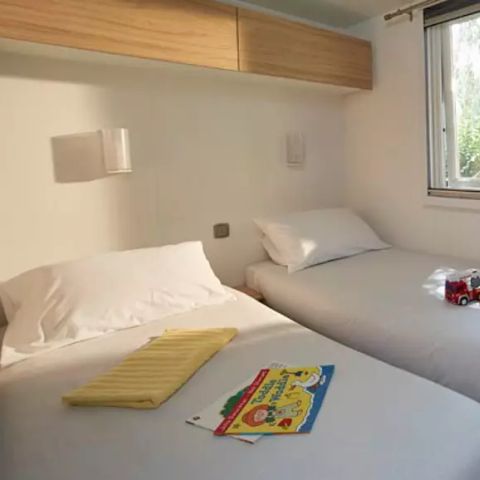 Bungalow 6 personen - Mobilheim | Premium | 3 Zi. | 6 Pers. | Erhöhte Terrasse | 1 Bad | Klima.