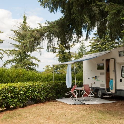 Stellplatz - Prestige-Stellplatz 100m² - 10A + Wasser und Abwasser