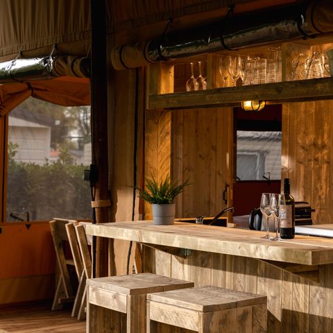 Safarizelt 5 Personen - Der Barkeeper