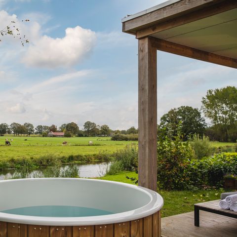 Bungalow 2 Personen - River Lodge 'Wellnesshuus' mit Sprudelbad, Sauna, Badewanne und Sonnendusche