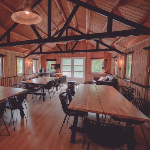 AUßERGEWÖHNLICHE UNTERKUNFT 16 Personen - Gruppenunterkunft Blockhaus + 4 Vier-Personen-Tiny Houses (16 Personen)