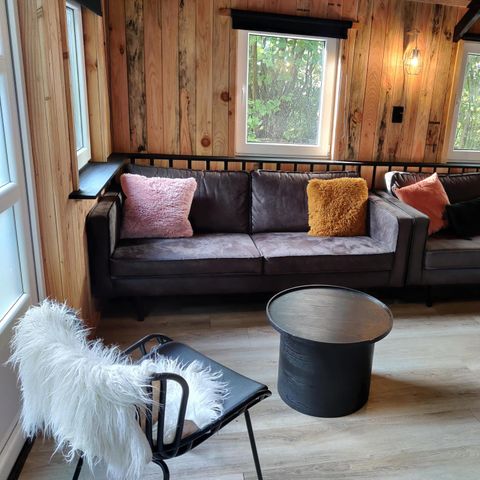 AUßERGEWÖHNLICHE UNTERKUNFT 16 Personen - Gruppenunterkunft Blockhaus + 4 Vier-Personen-Tiny Houses (16 Personen)