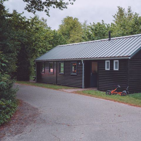 AUßERGEWÖHNLICHE UNTERKUNFT 16 Personen - Gruppenunterkunft Blockhaus + 4 Vier-Personen-Tiny Houses (16 Personen)