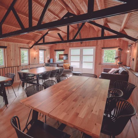 AUßERGEWÖHNLICHE UNTERKUNFT 16 Personen - Gruppenunterkunft Blockhaus + 4 Vier-Personen-Tiny Houses (16 Personen)