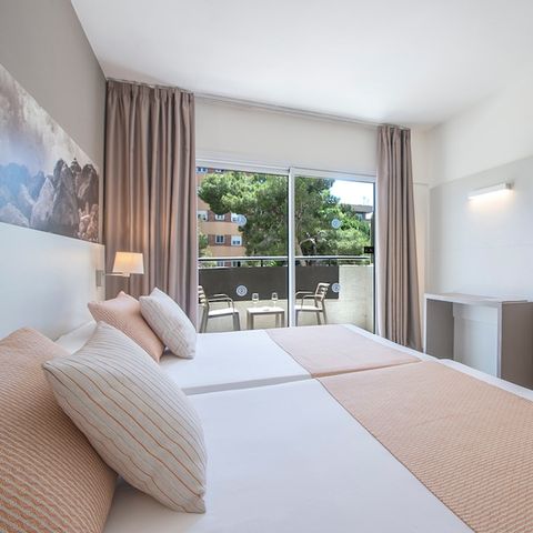 Zimmer 4 Personen - Familienzimmer - 3 Erwachsene + 1 Kind (-12 Jahre) - Balkon