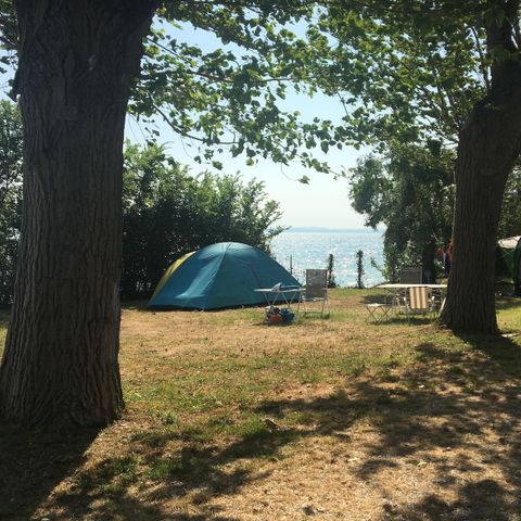 Stellplatz - Stellplatz mit Seeblick 60 m²
