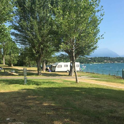 Stellplatz - Stellplatz mit Seeblick 60 m²