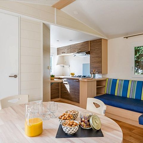 Mobilheim 4 Personen - Comfort XL | 2 Zi. | 4 Pers. | Erhöhte Terrasse | TV