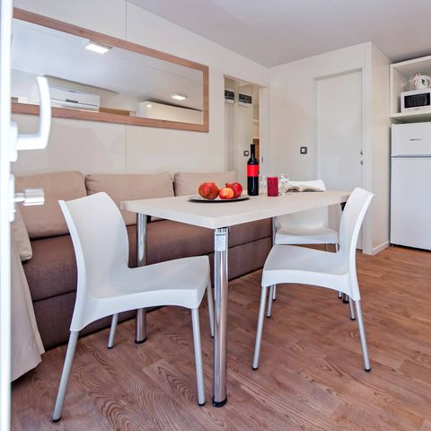 Mobilheim 6 Personen - Mobilheim | Comfort | 3 Zi. | 6 Pers. | Erhöhte Terrasse | 2 Bäder | Klimaanlage | TV