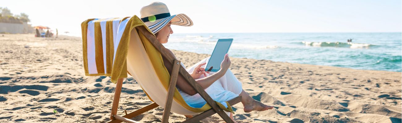 Frau auf einem Liegestuhl am Meer